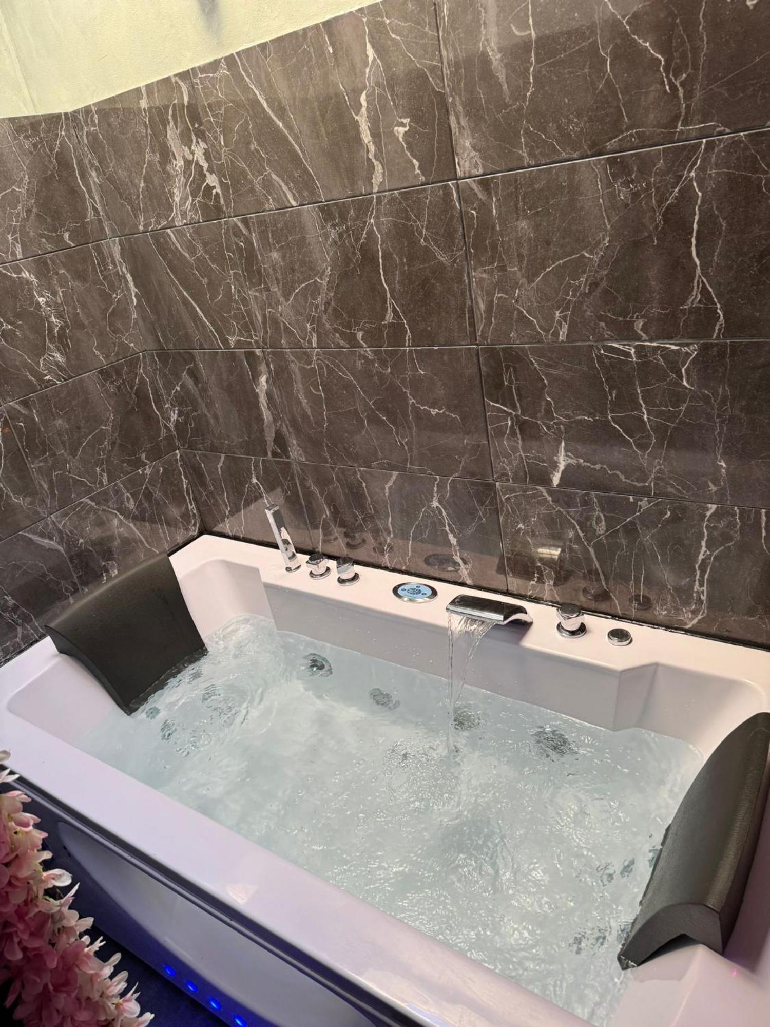 Love Room Spa Jacuzzi 리옹 외부 사진